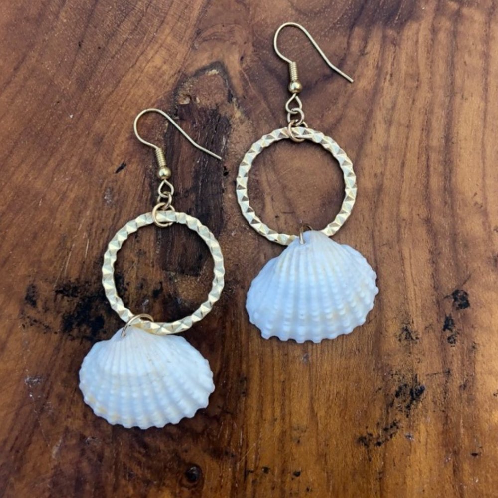 Shell  Earrings - Picture 3 of 3